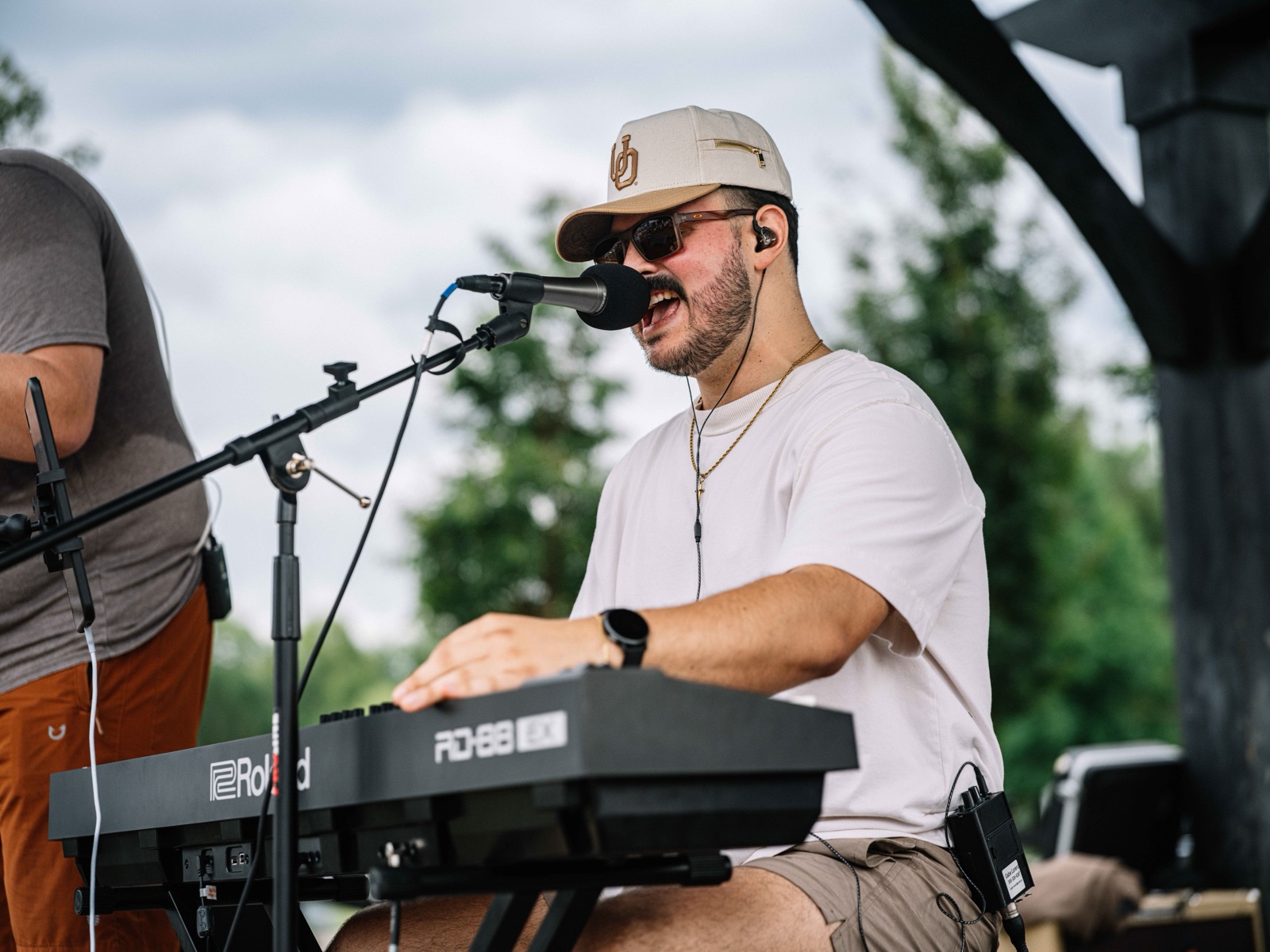 Bad Karl's singer at the keys outdoors